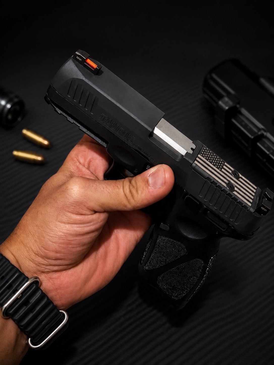 Pistola personalizada com bandeira gravada a laser no ferrolho, segurada por um cliente
